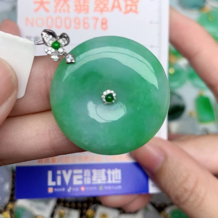 翡翠18K金镶嵌颈饰扣