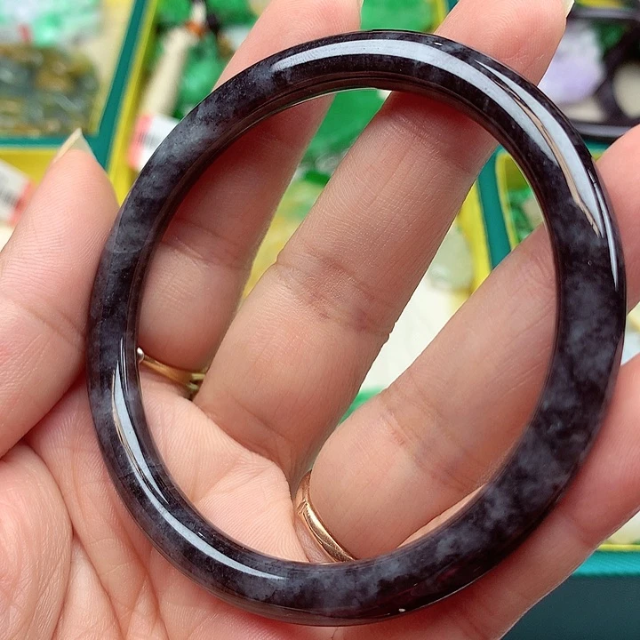 翡翠手镯未镶嵌翡翠