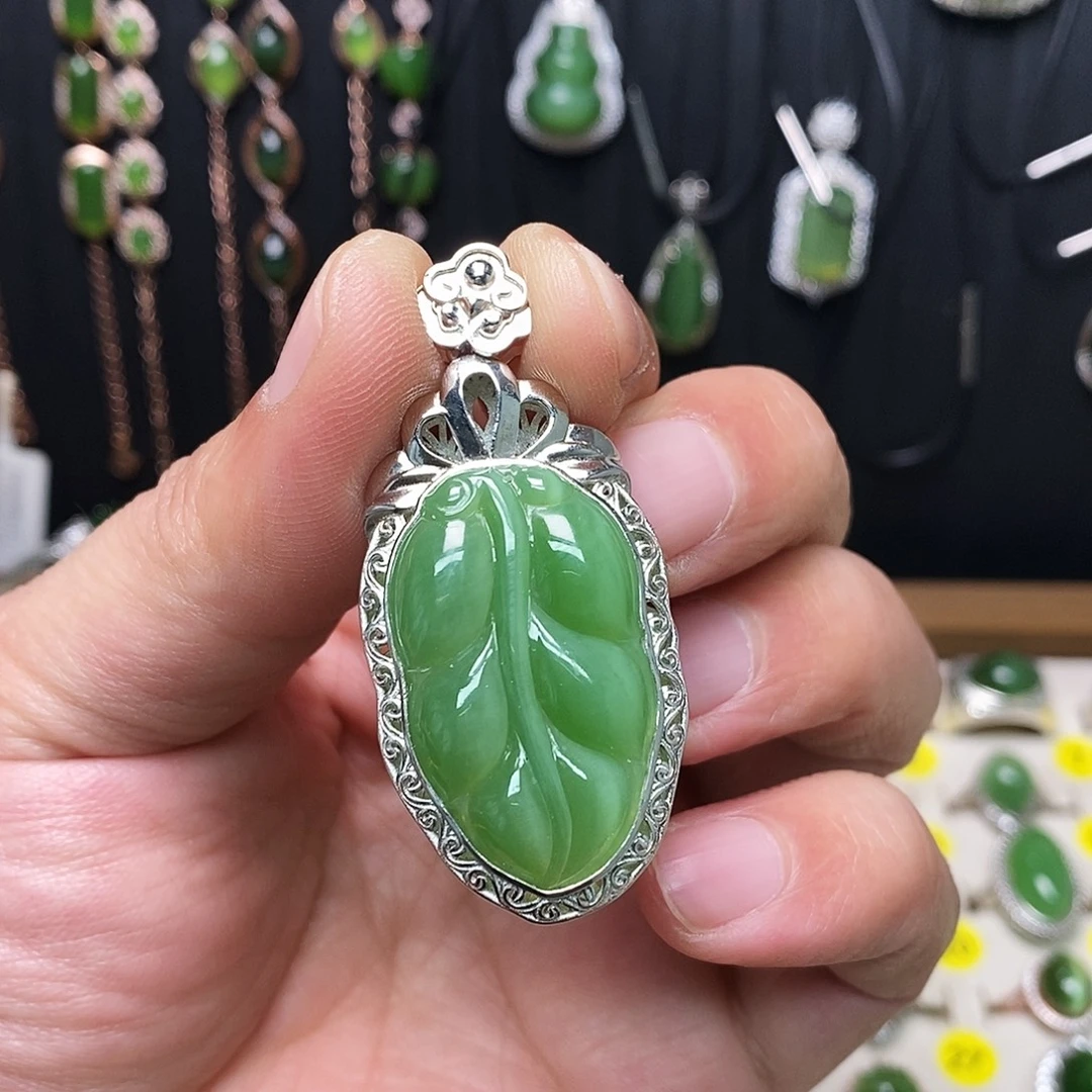 李***杏和田玉（碧玉）银S925镶嵌颈饰