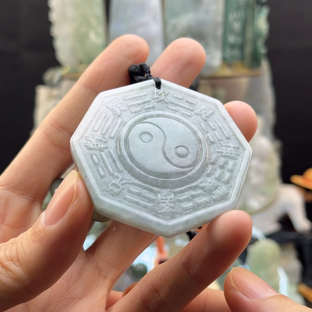 翡翠未镶嵌颈饰八卦