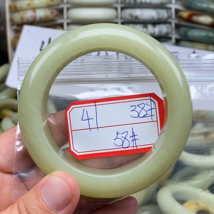 蛇纹石玉未镶嵌颈饰午**光