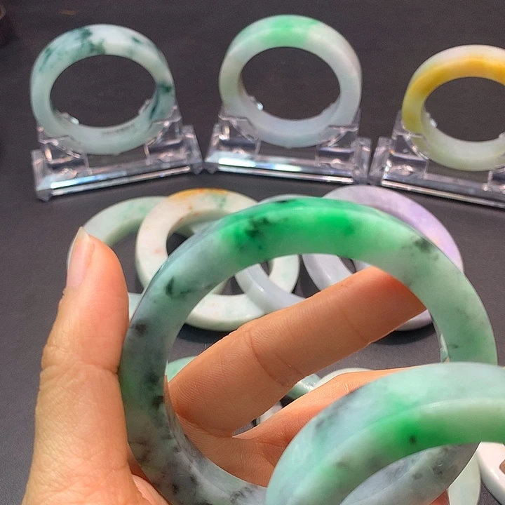 妞***定制翡翠未镶嵌翡翠手镯