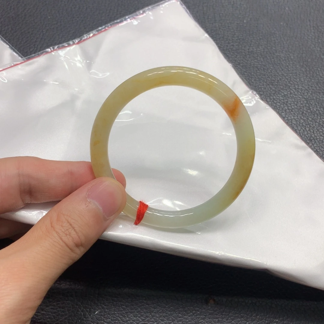 翡翠手镯未镶嵌翡翠