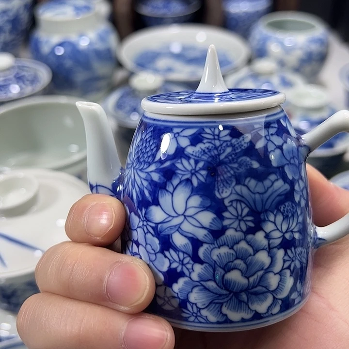 微瑕柴窑蓝底万花小壶