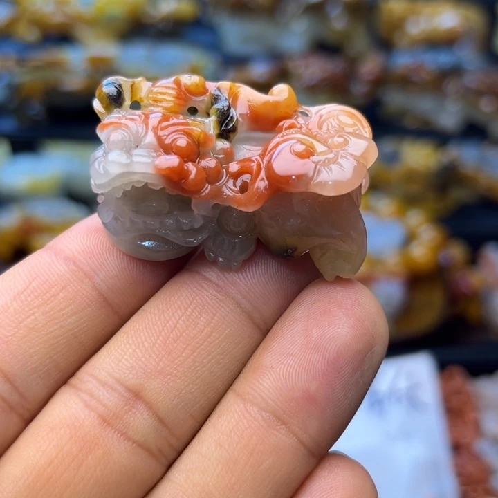 石英质玉（黄龙玉）未镶嵌颈饰