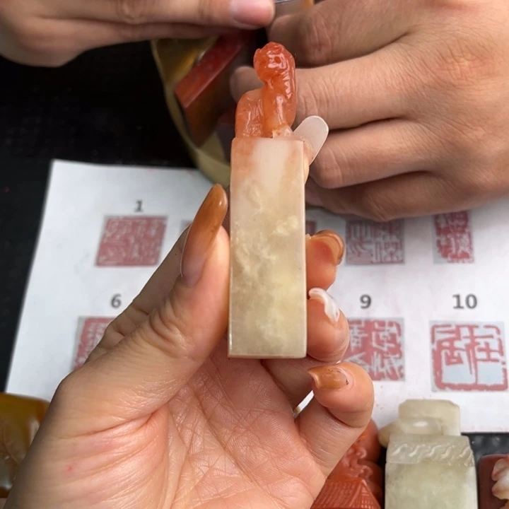 飞***仔寿山石印石现场纯手工制作工艺精美