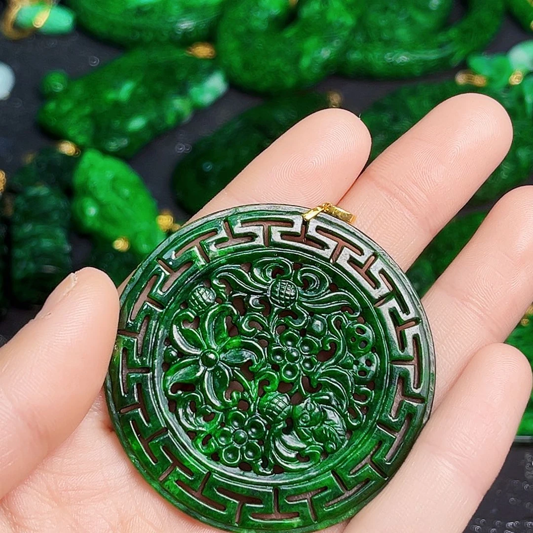 颈饰18K金镶嵌翡翠多样性