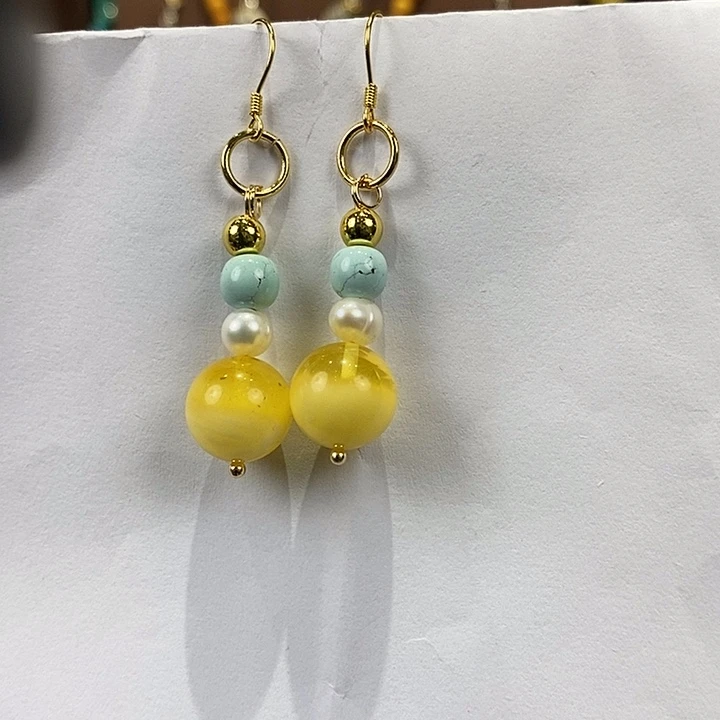 琥珀未镶嵌颈饰多人