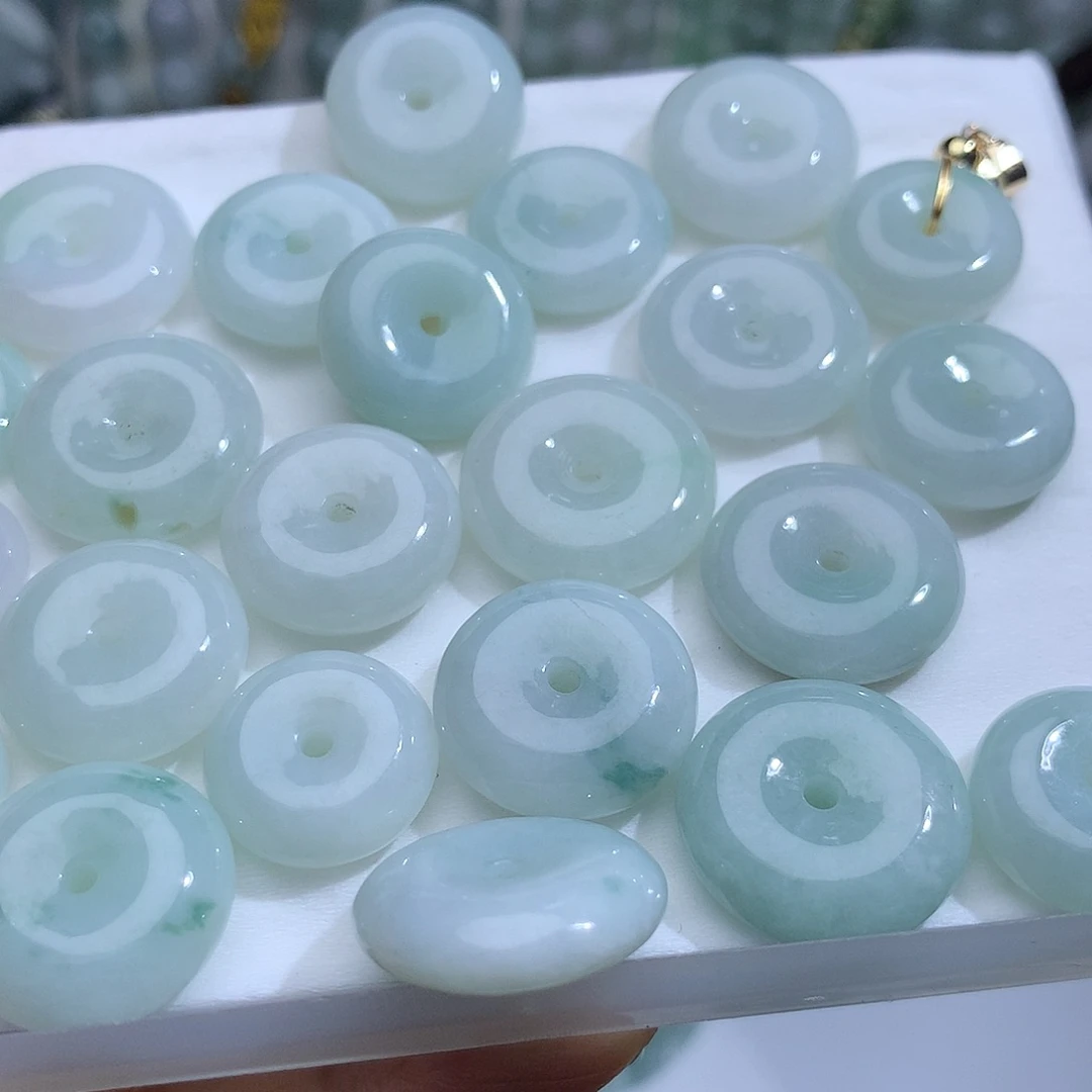 翡翠未镶嵌颈饰。发其中一个！