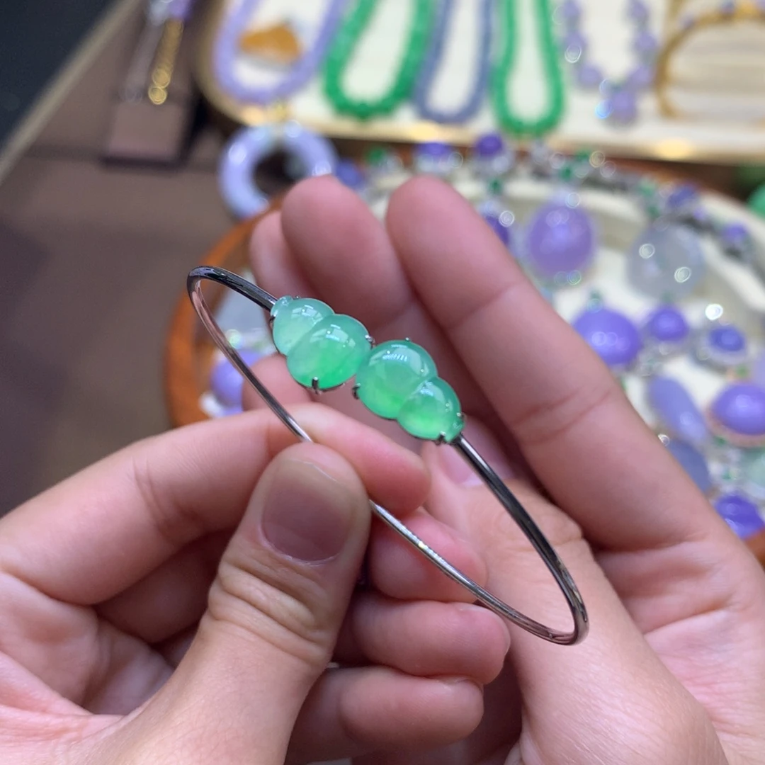 翡翠18K金镶嵌颈饰翡翠