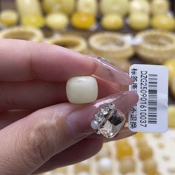 琥珀未镶嵌裸石11.4*9.6mm老型白蜡皮色