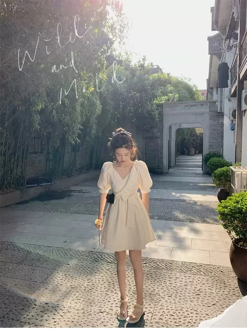 茶歇式高级感v领连衣裙2025年新款初恋赫本风收腰显瘦裙子女夏季