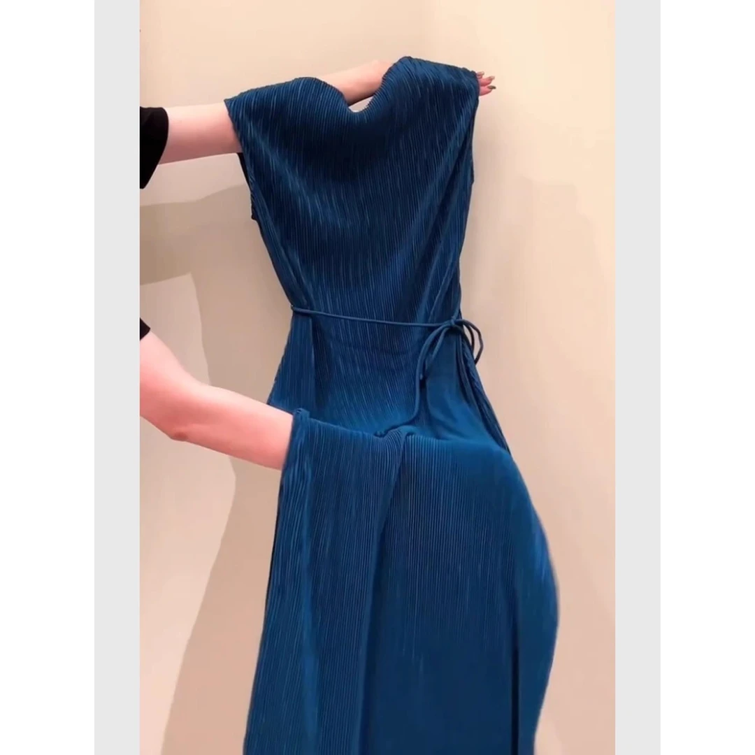 蓝色无袖褶皱收腰连衣裙女轻奢高级感又a又飒御姐气质法式长裙子