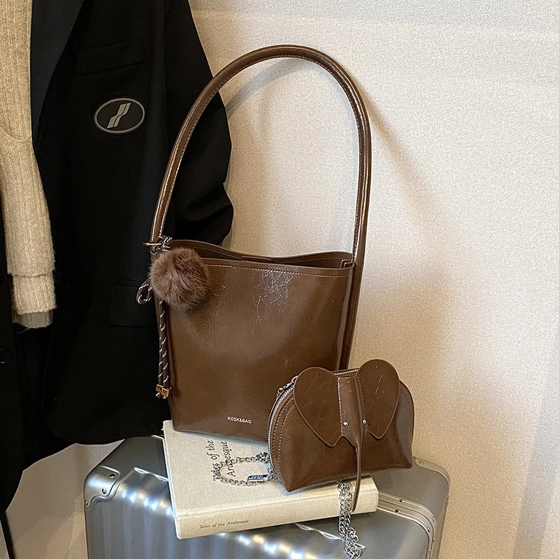 28*9*26cm松弛感休闲桶包女秋百搭简通勤单肩腋下包时尚斜挎包