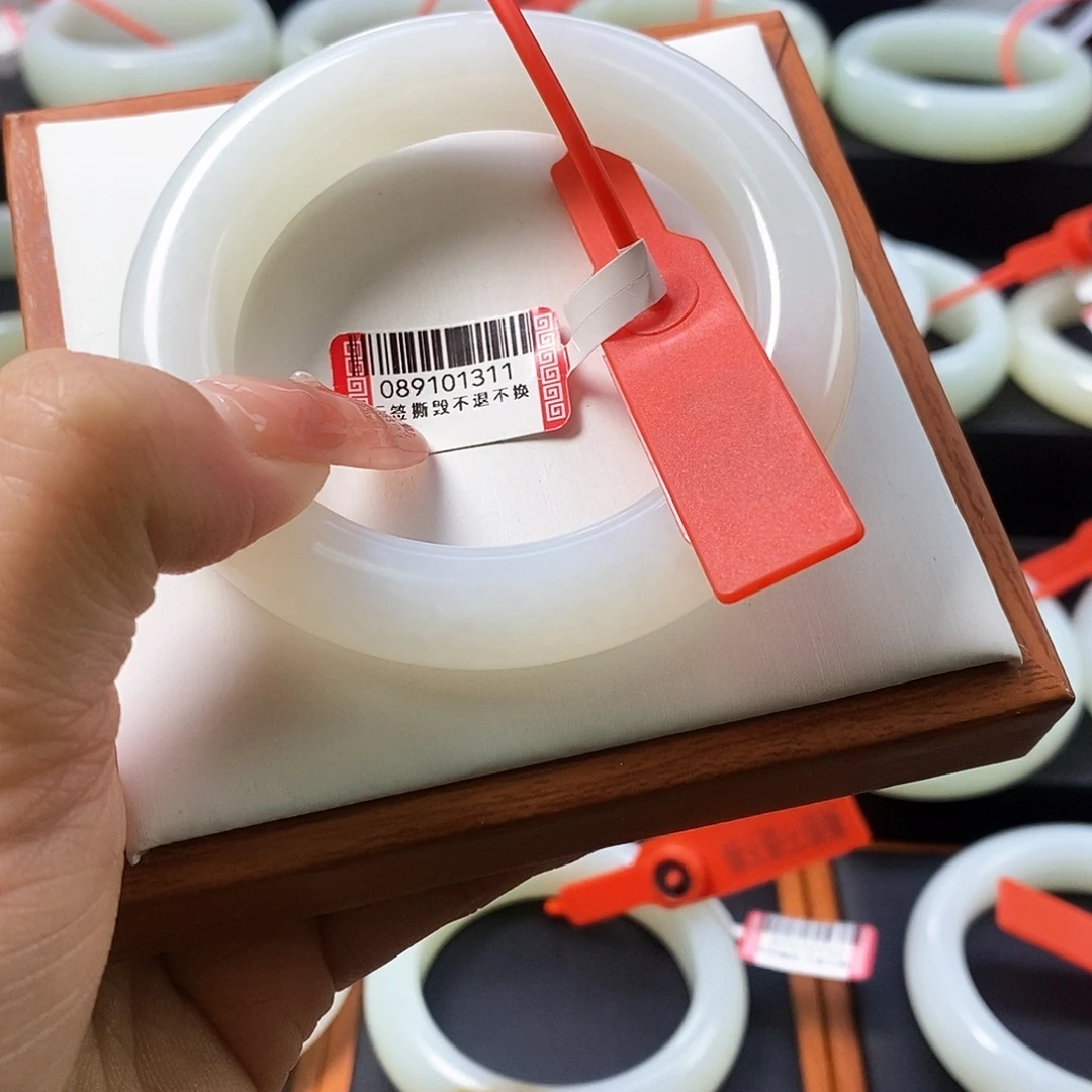 阳***。和田玉未镶嵌手镯