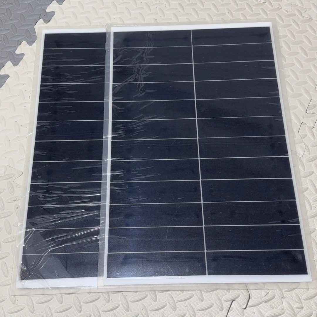太阳能光伏板发两片