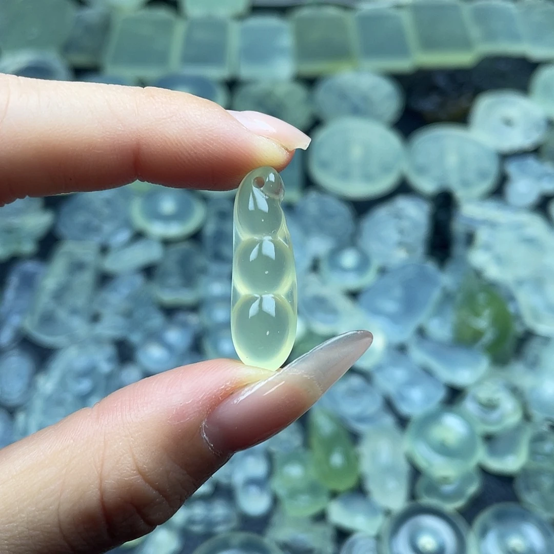 岫玉未镶嵌颈饰福豆