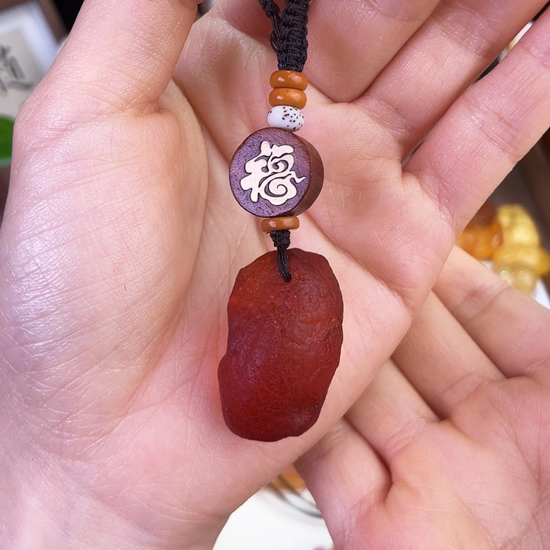 琥珀珠宝奇石未镶嵌。