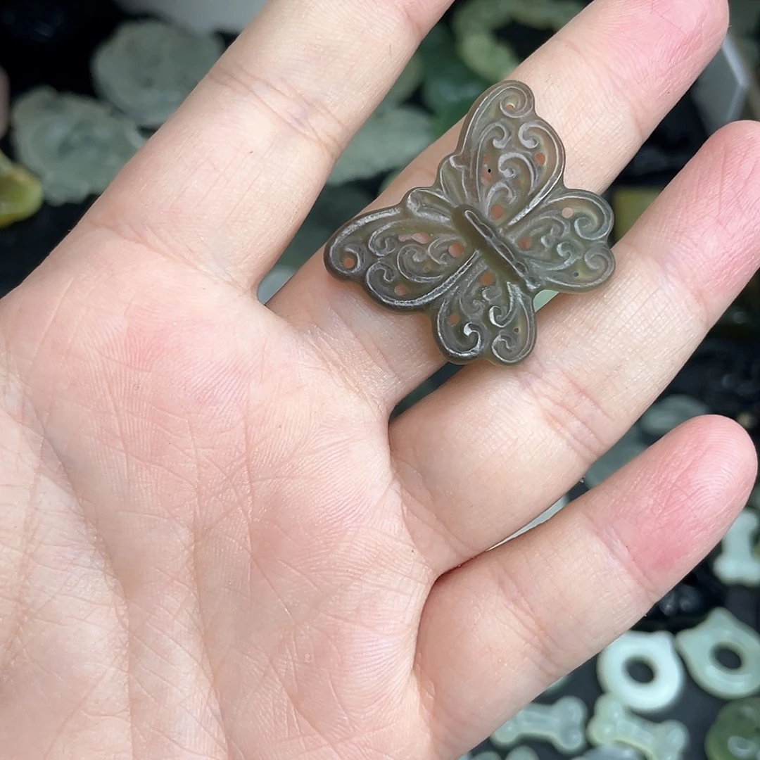 岫玉未镶嵌颈饰蝴蝶