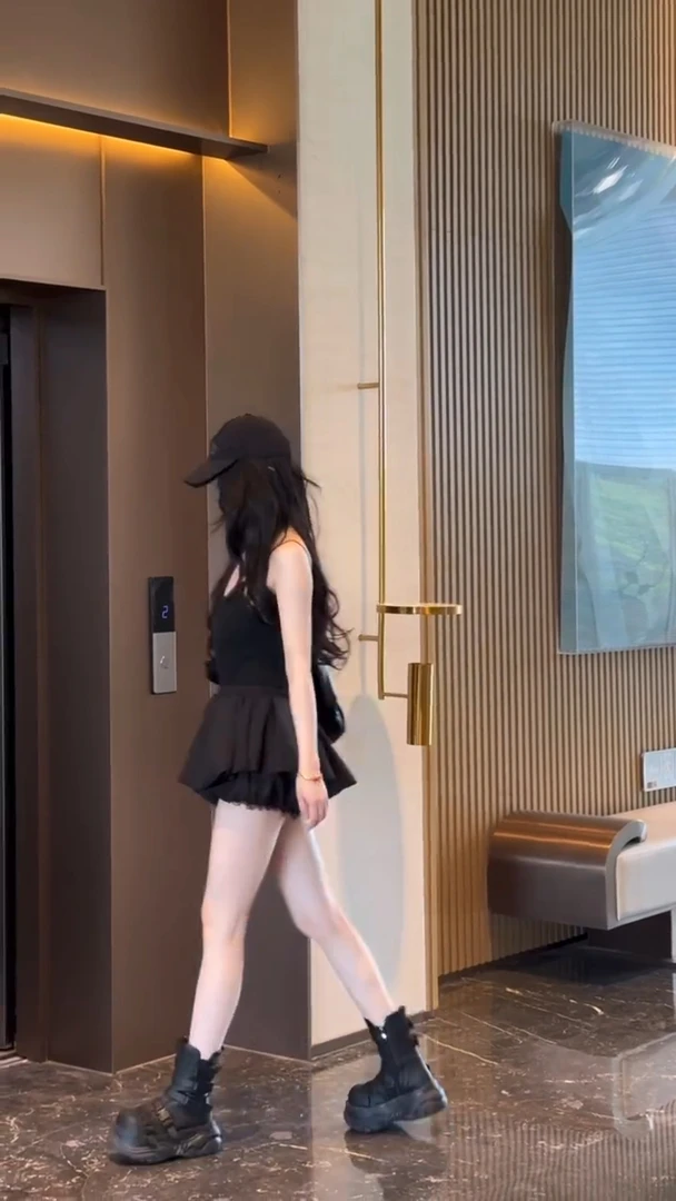 显瘦气质高腰短款黑色纯欲风网红裙子性感夏季百褶洋气性感风蕾丝