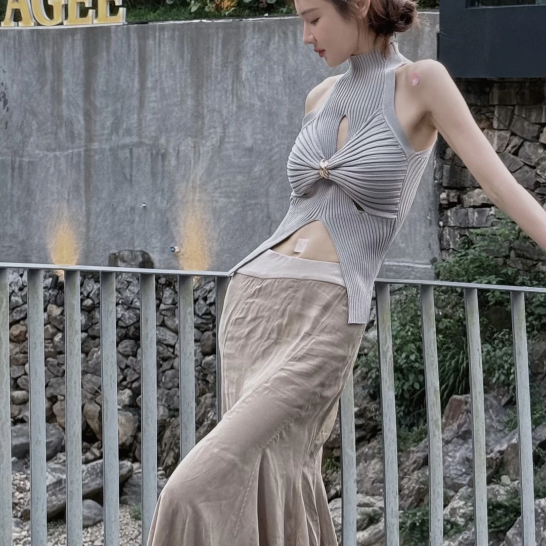 你的呵呵丨雕塑曲线丨扭结金属扣镂空开衩坑条针织高领背心上衣