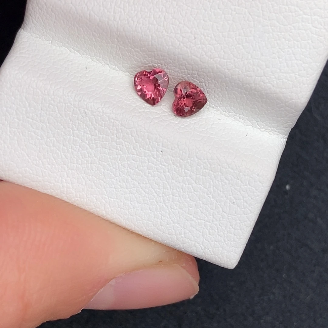 碧玺未镶嵌爱心碧玺两粒