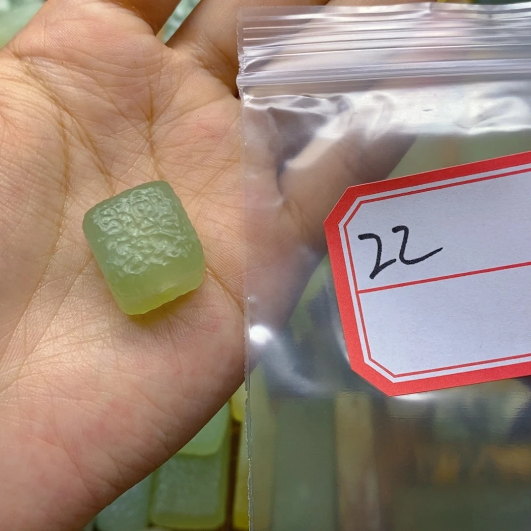 蛇纹石玉未镶嵌颈饰茹****证
