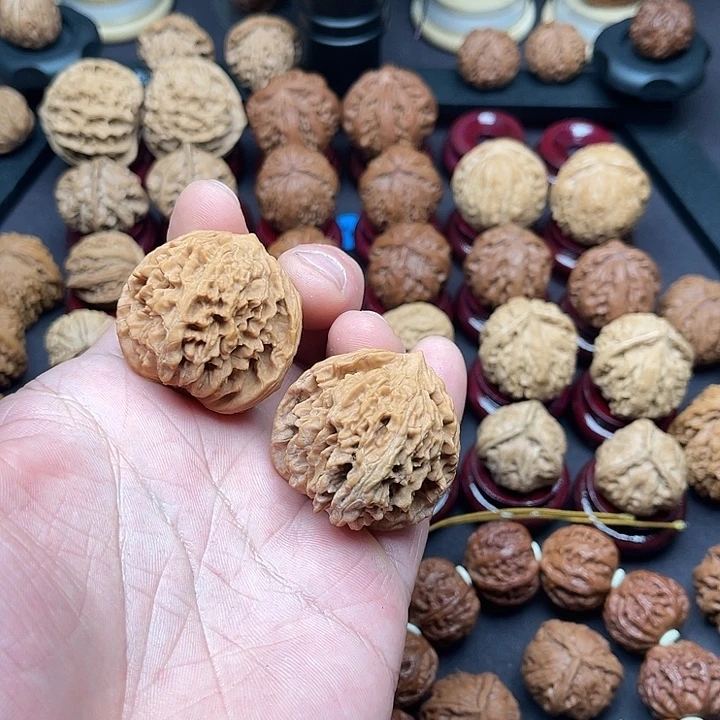 苏****把件文玩核桃南疆石小