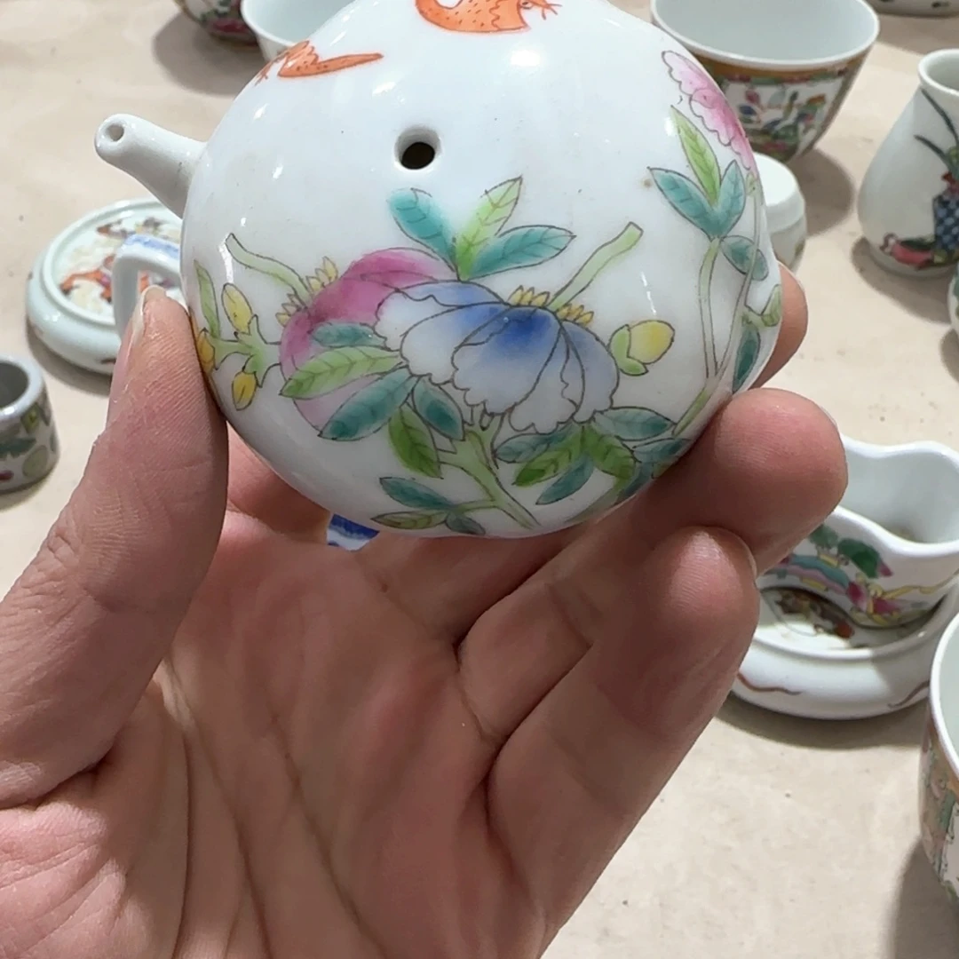 瓷片瓷器上还写满红花绿