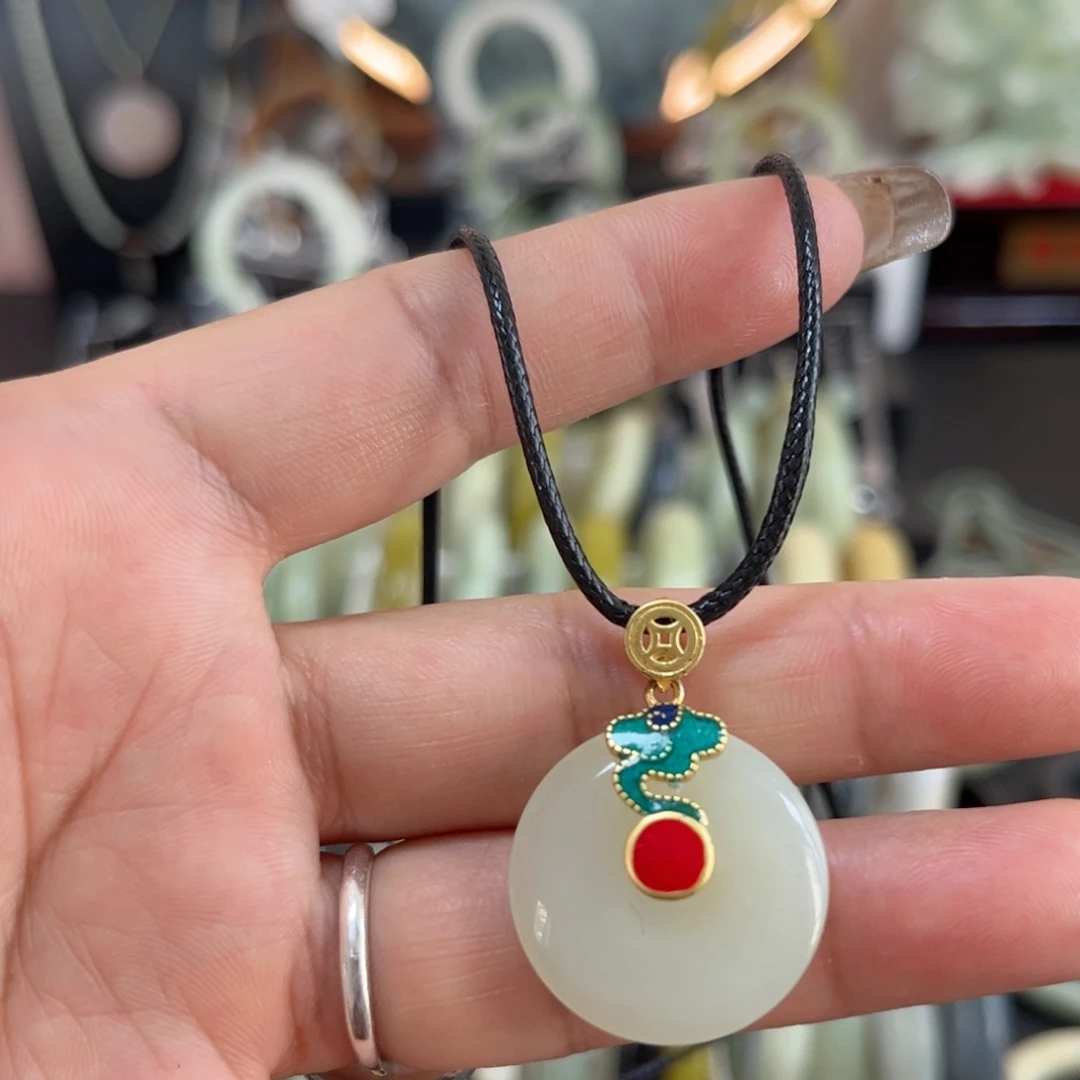 蛇纹石玉未镶嵌颈饰