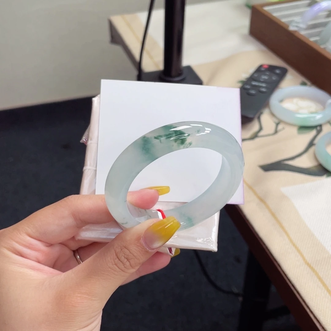 翡翠手镯未镶嵌5253 高冰飘花 毕业镯 10号微瑕
