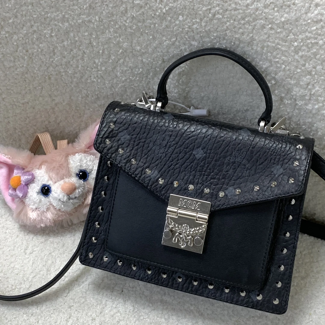 95新 MCM XM黑色铆钉满印老花邮差风琴小号手提斜跨包/SD12813015