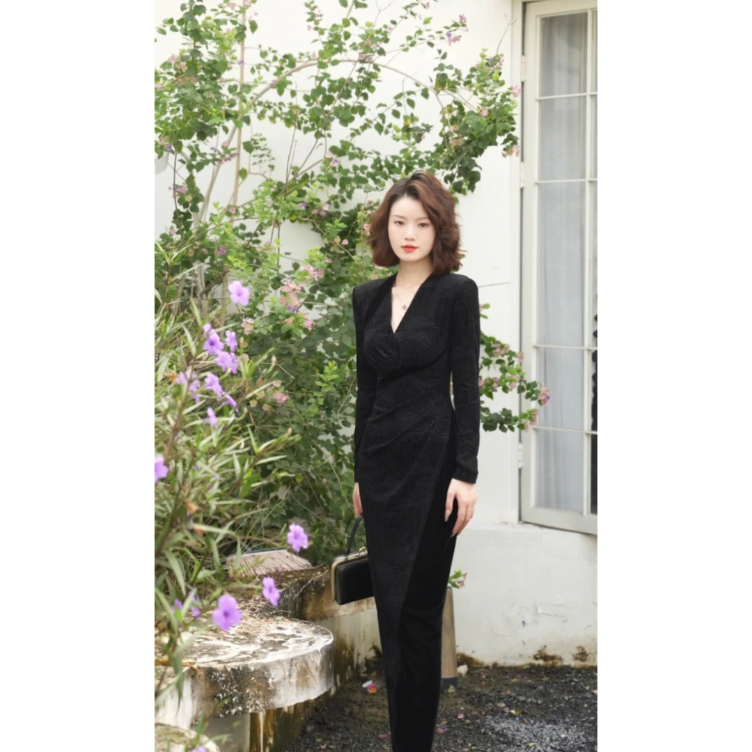 彩彩家【倾城之恋】冬款黑色复古气质设计显瘦遮肉优雅日常连衣裙