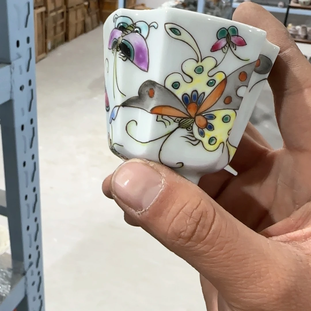 瓷片瓷器上用白泥雕刻了两