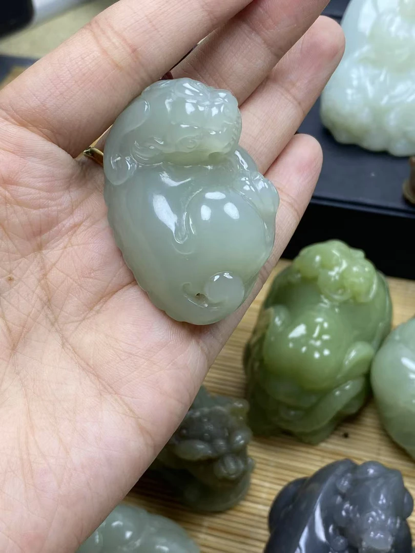 和田玉且末料貔貅手把件