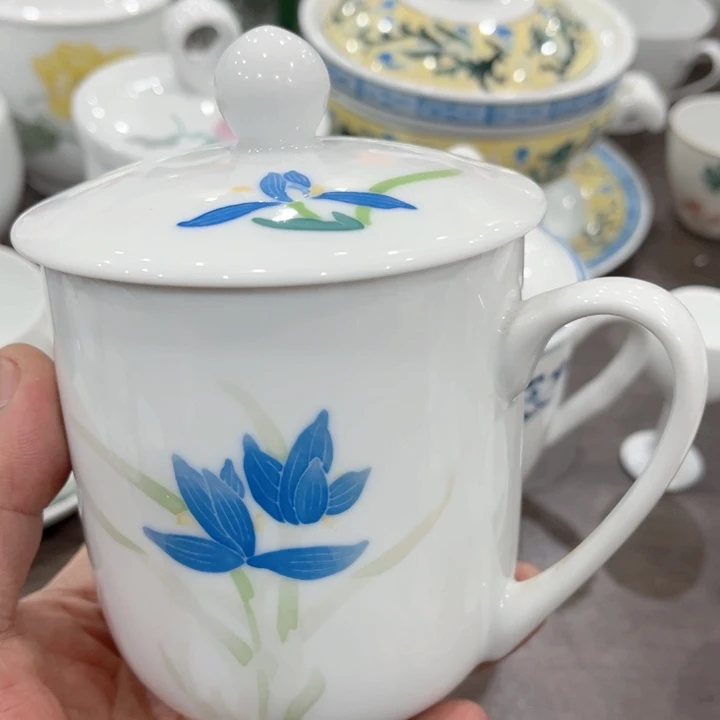 杯釉下五彩的瓷器和瓷器