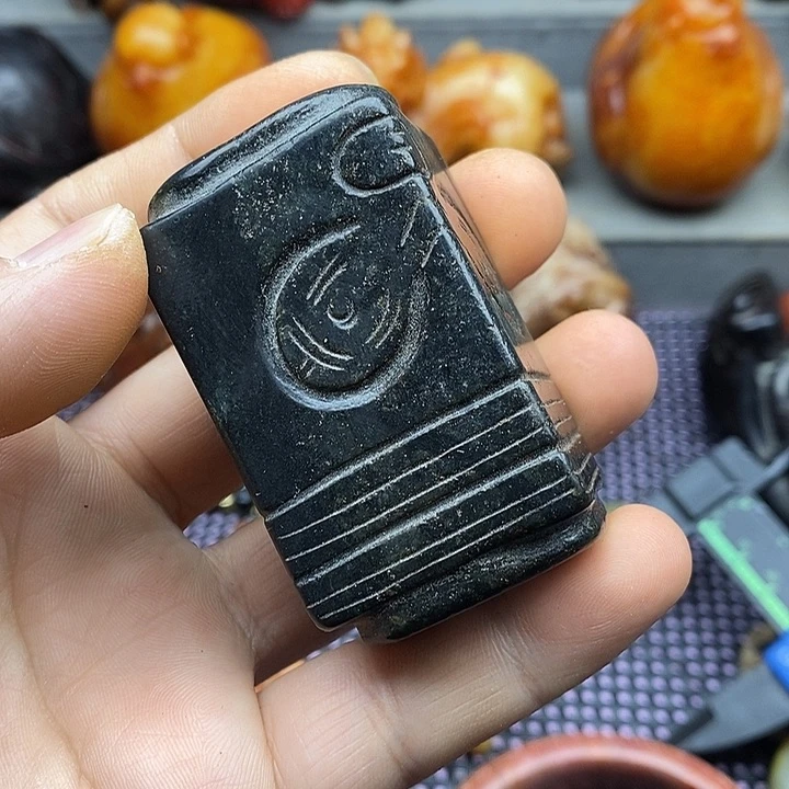 未镶嵌蛇纹石玉颈饰涅****鳯