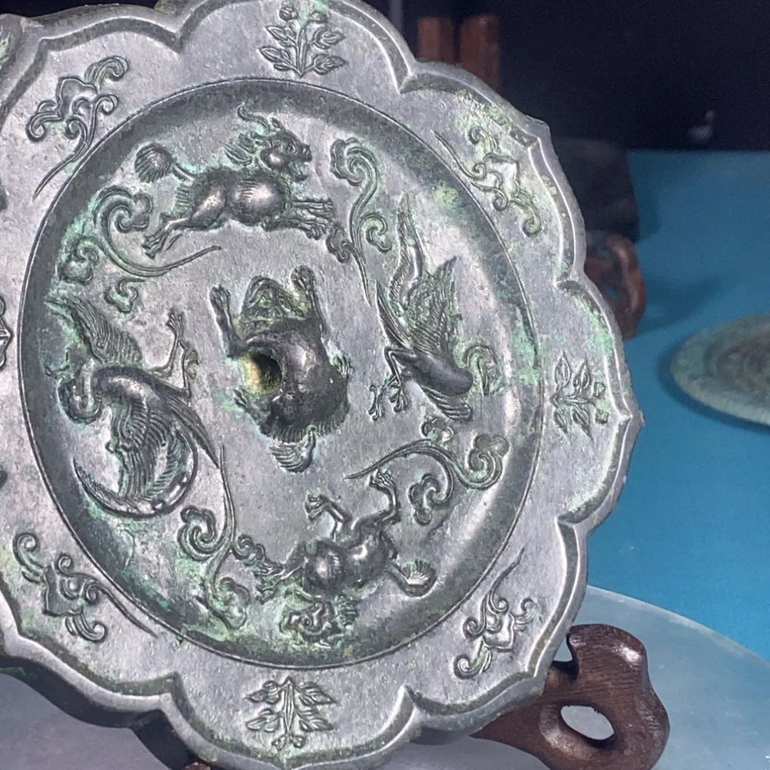 铜镜和一条黑色横条