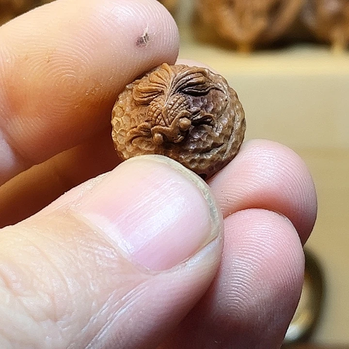 厚***、桃核雕刻双面小金鱼