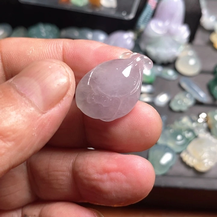 学***渣翡翠未镶嵌颈饰玉兰花