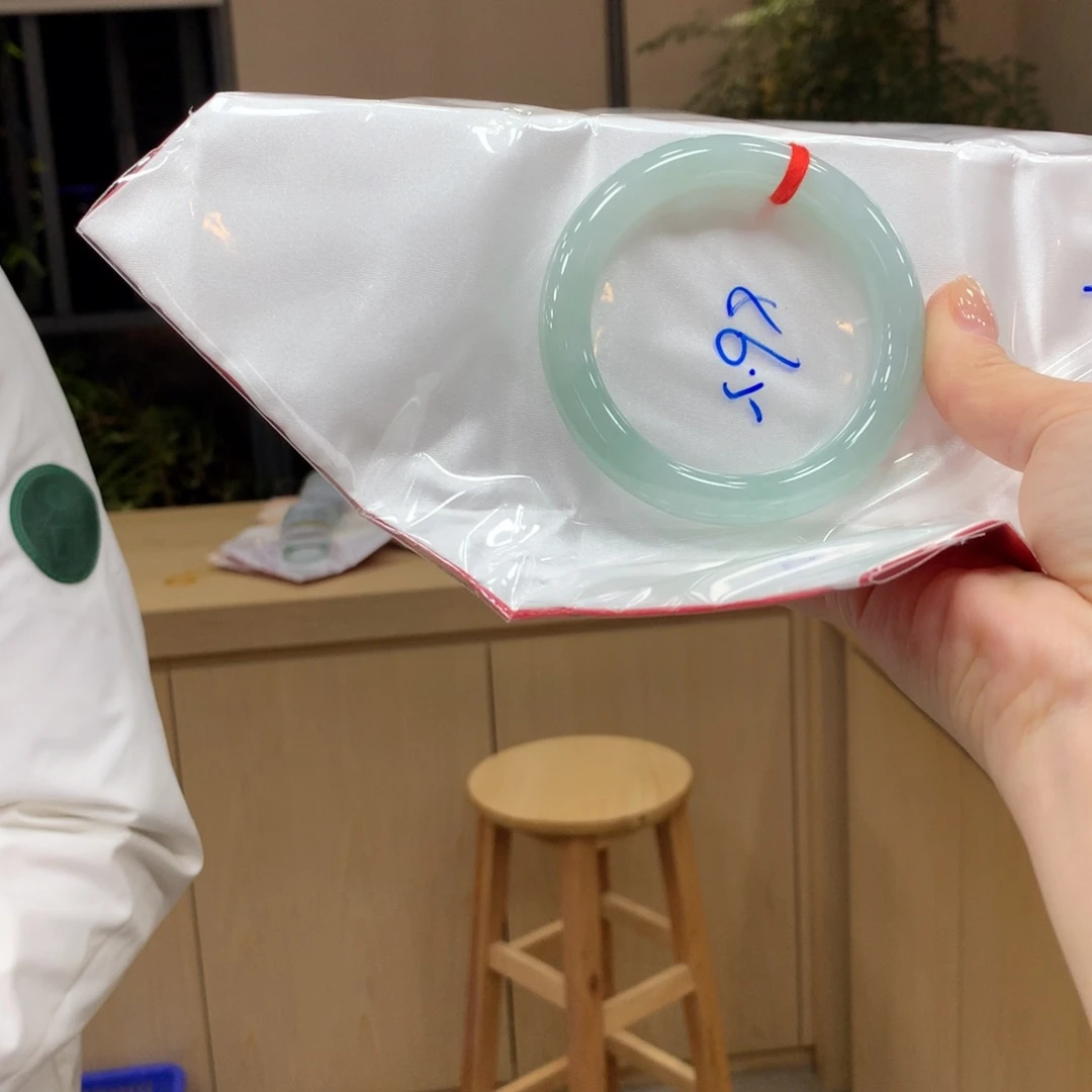 翡翠手镯未镶嵌不退不换