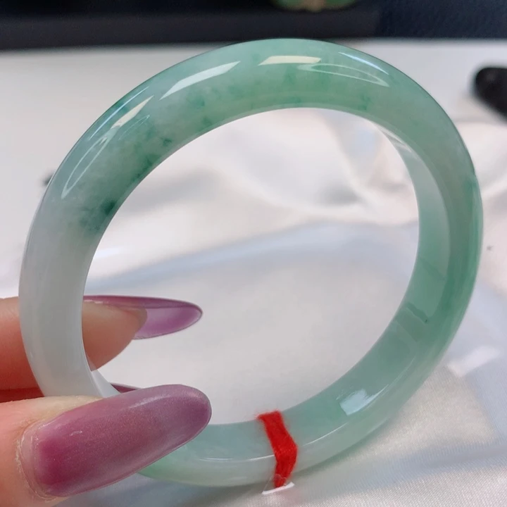 翡翠手镯未镶嵌55圈