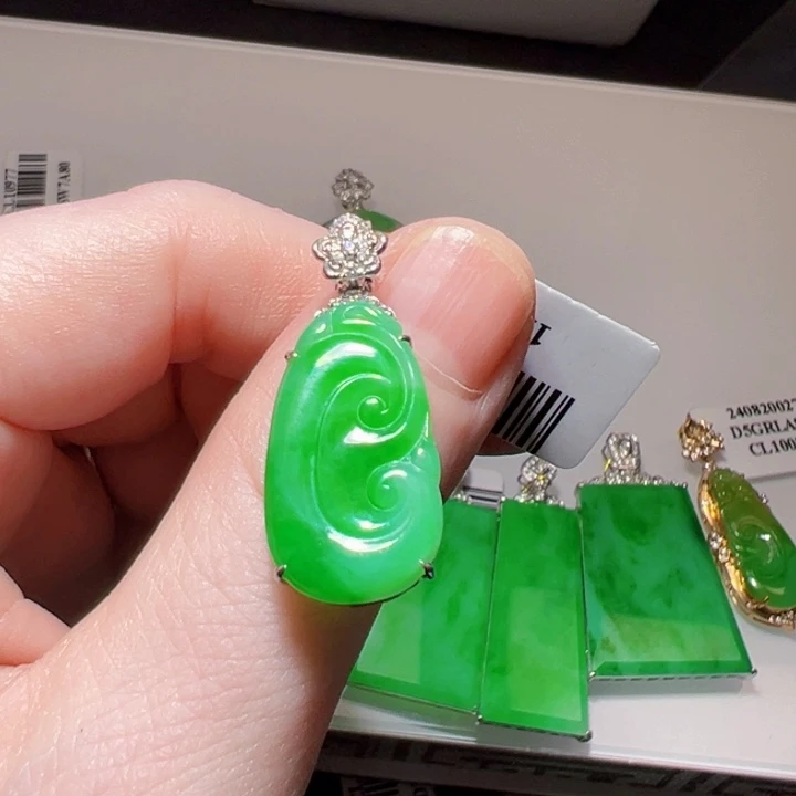 颈饰18K金镶嵌翡翠