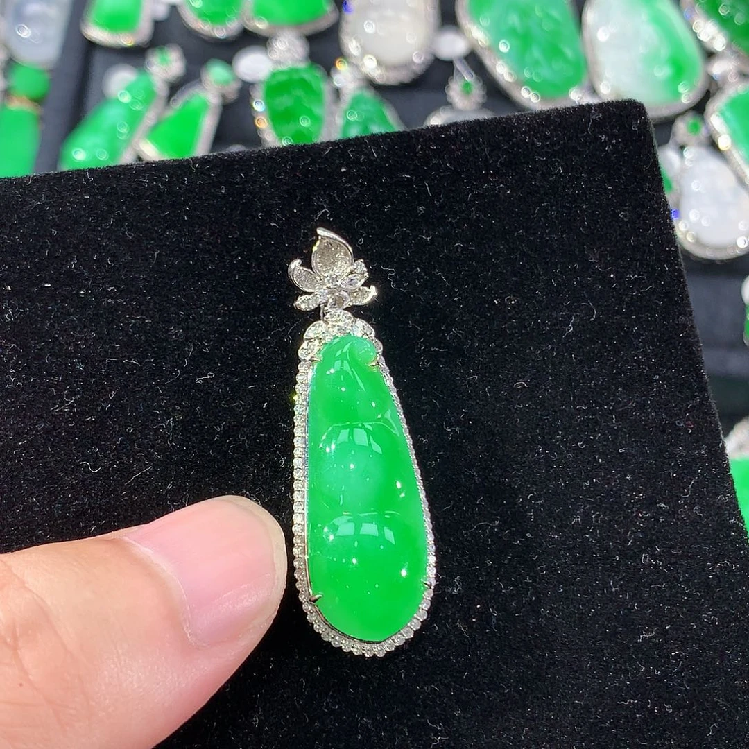 翡翠18K金镶嵌颈饰