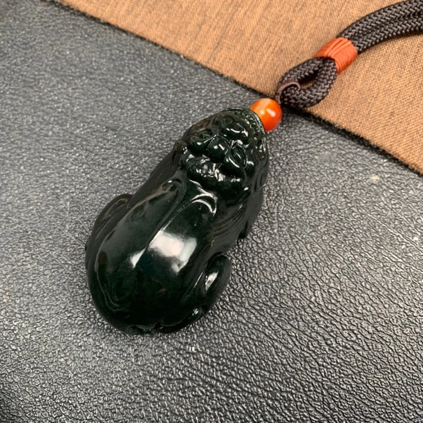 天然和田玉貔貅手把件