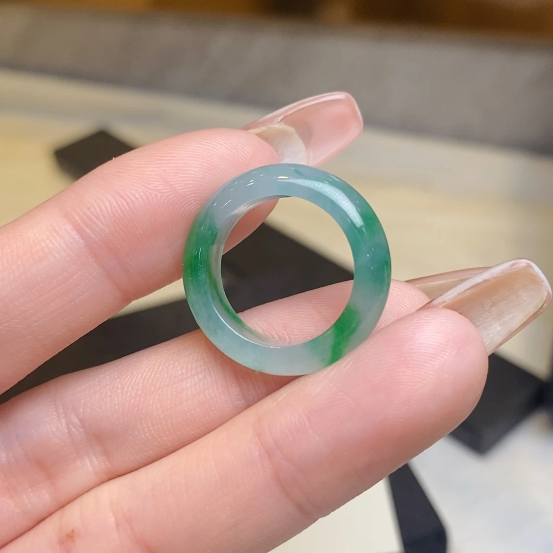 翡翠戒圈未镶嵌飘绿