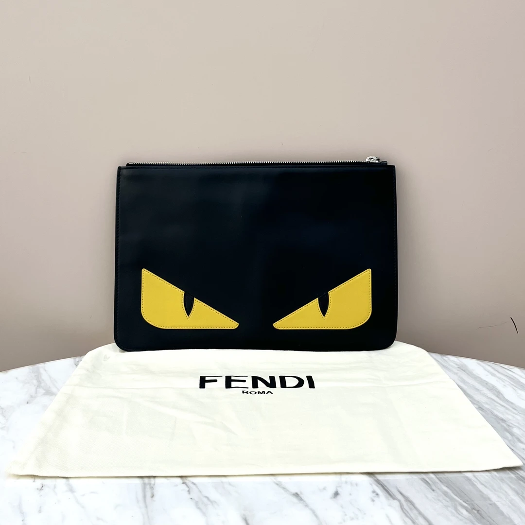 99新 FENDI/芬迪 98新 芬迪黑色小怪兽手拿包 尺寸约30*20
