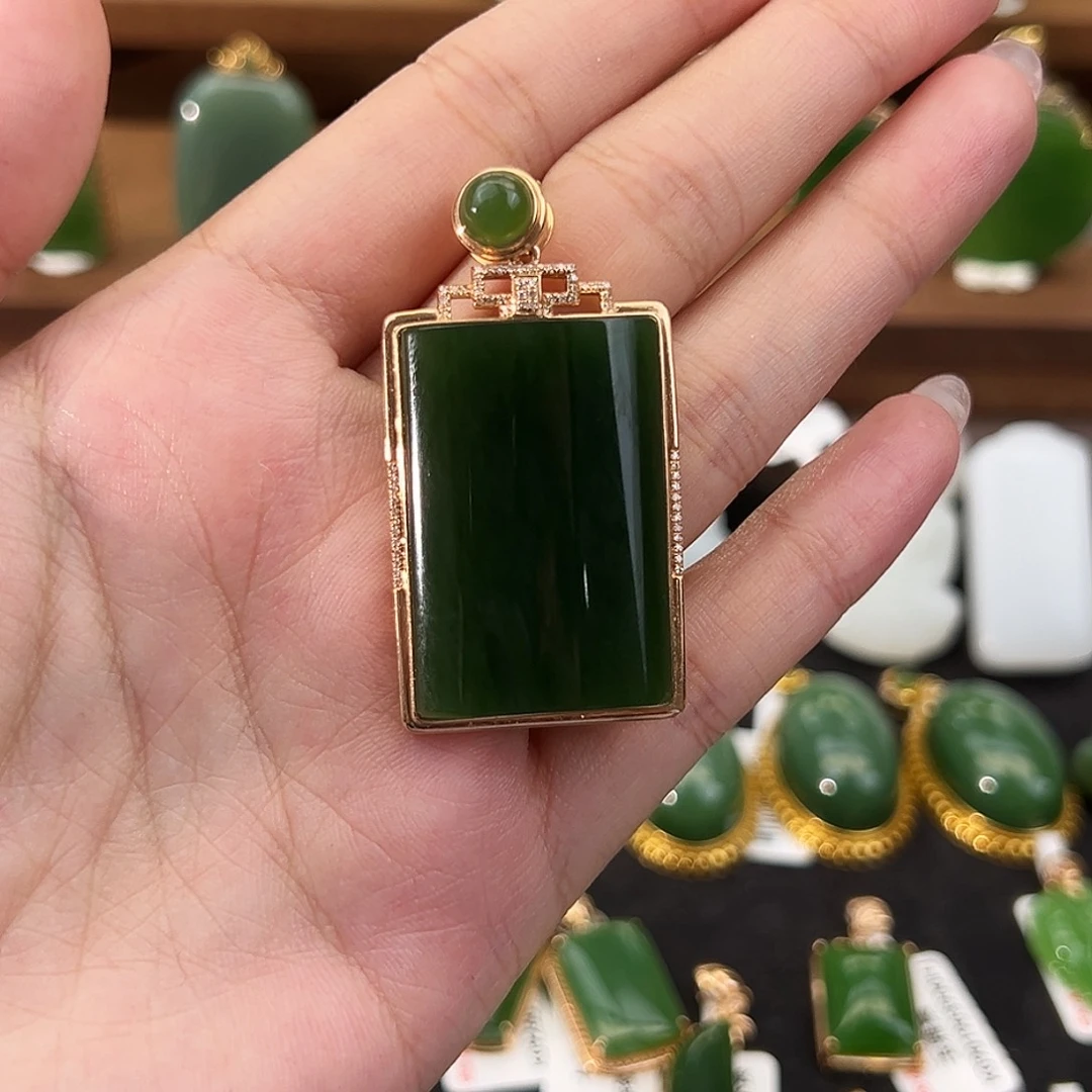 安***.和田玉18K金镶嵌吊坠(不含链)老坑菠菜绿无事牌32mm