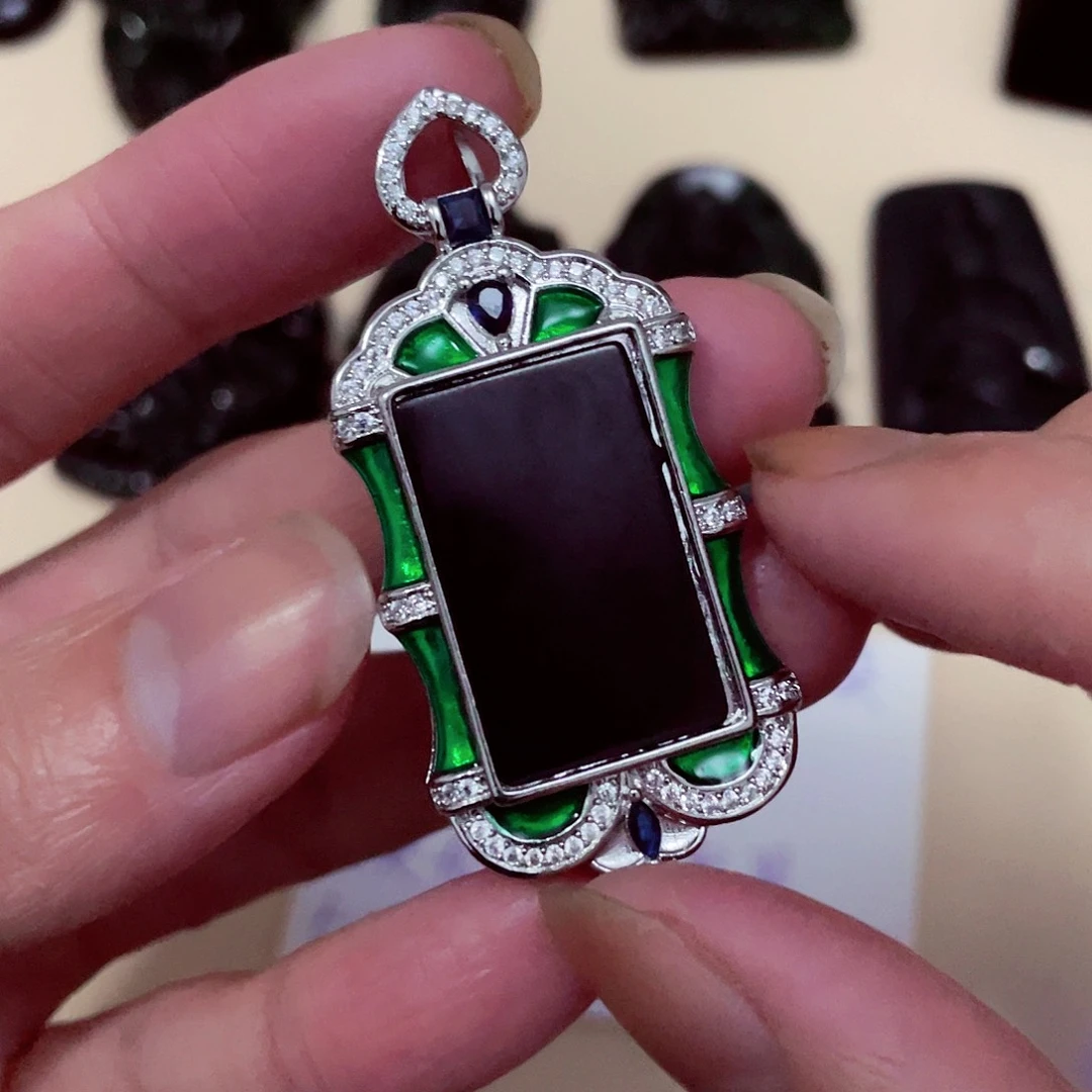 翡翠颈饰未镶嵌翡翠