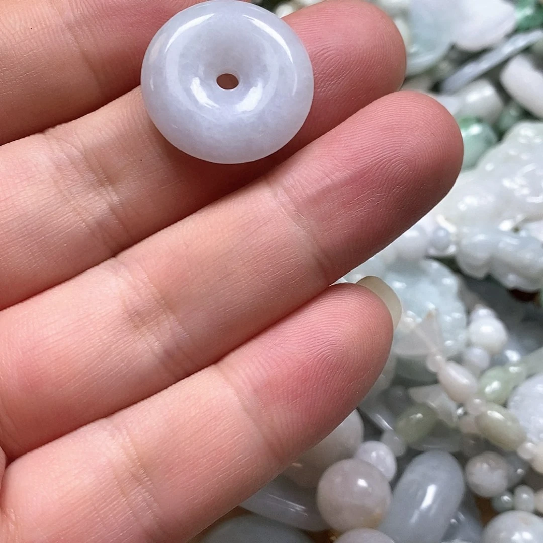 翡翠未镶嵌颈饰平安扣